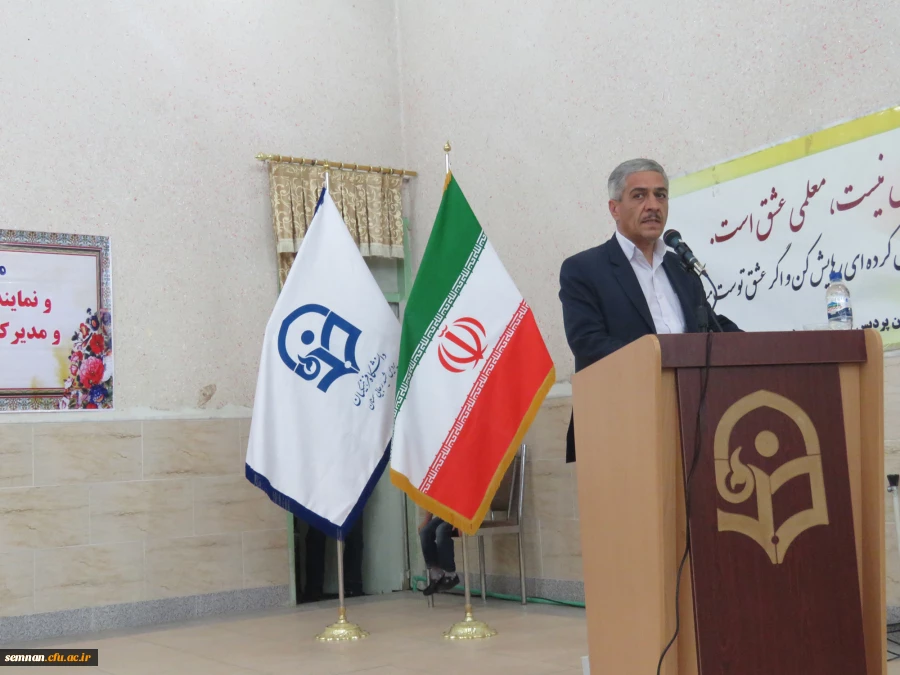 استاندار سمنان در مراسم بزرگداشت مقام معلم:

اولین انگیزه معلمی عشق است اگر انسان عاشق دانش آموزان نباشد موفق نخواهد بود و این روحیه موفق آمیزی خواهد بود 5