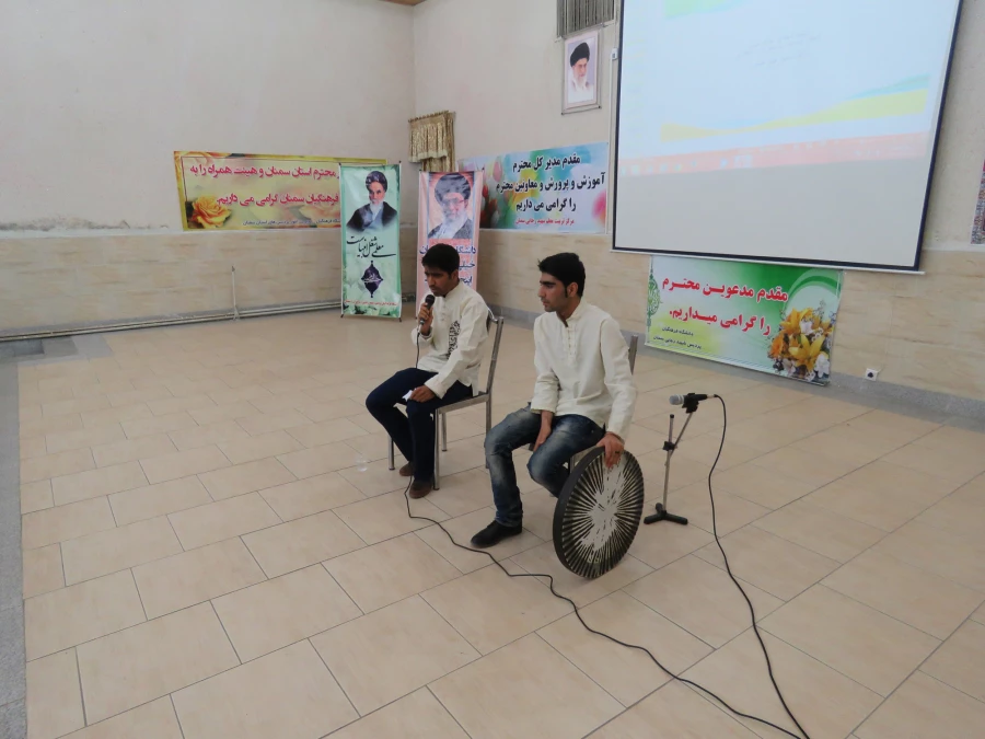 استاندار سمنان در مراسم بزرگداشت مقام معلم:
اولین انگیزه معلمی عشق است اگر انسان عاشق دانش آموزان نباشد موفق نخواهد بود و این روحیه موفق آمیزی خواهد بود
 5