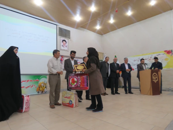 استاندار سمنان در مراسم بزرگداشت مقام معلم:
اولین انگیزه معلمی عشق است اگر انسان عاشق دانش آموزان نباشد موفق نخواهد بود و این روحیه موفق آمیزی خواهد بود
 6