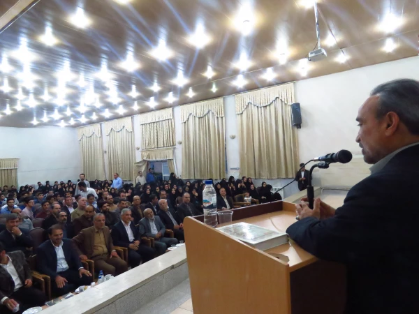 استاندار سمنان در مراسم بزرگداشت مقام معلم:
اولین انگیزه معلمی عشق است اگر انسان عاشق دانش آموزان نباشد موفق نخواهد بود و این روحیه موفق آمیزی خواهد بود 4