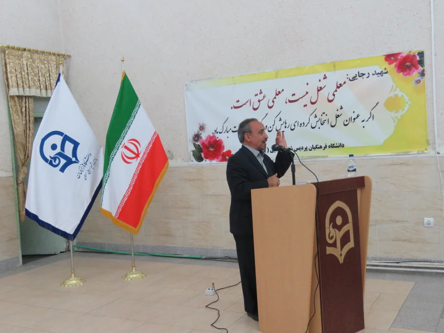 استاندار سمنان در مراسم بزرگداشت مقام معلم:
اولین انگیزه معلمی عشق است اگر انسان عاشق دانش آموزان نباشد موفق نخواهد بود و این روحیه موفق آمیزی خواهد بود 6