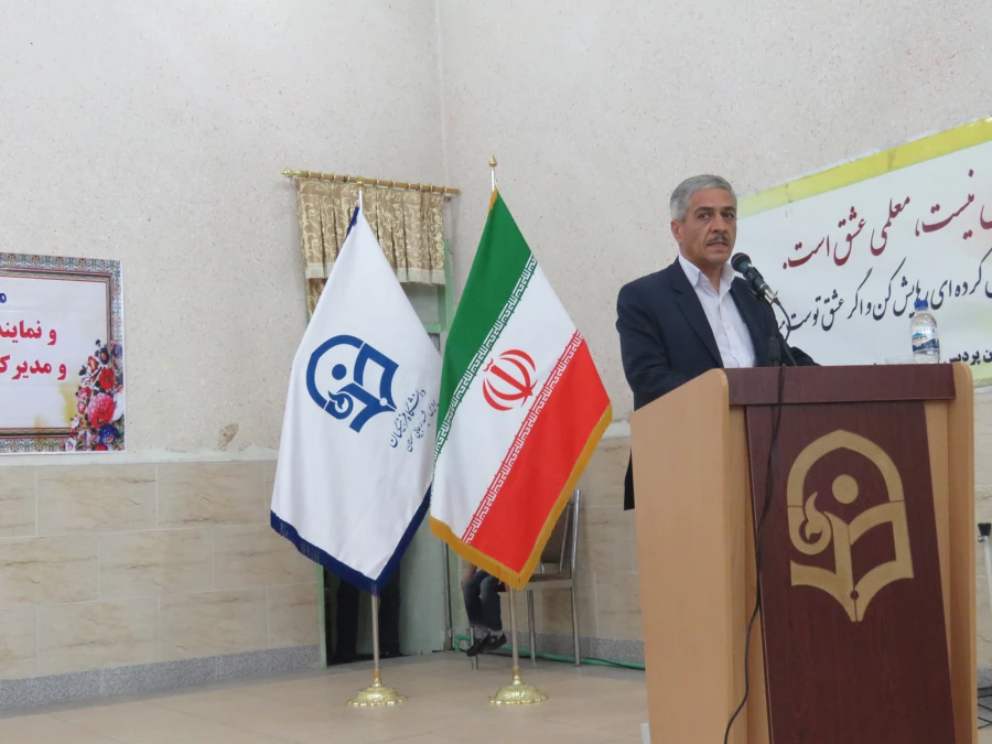 استاندار سمنان در مراسم بزرگداشت مقام معلم:
اولین انگیزه معلمی عشق است اگر انسان عاشق دانش آموزان نباشد موفق نخواهد بود و این روحیه موفق آمیزی خواهد بود 8